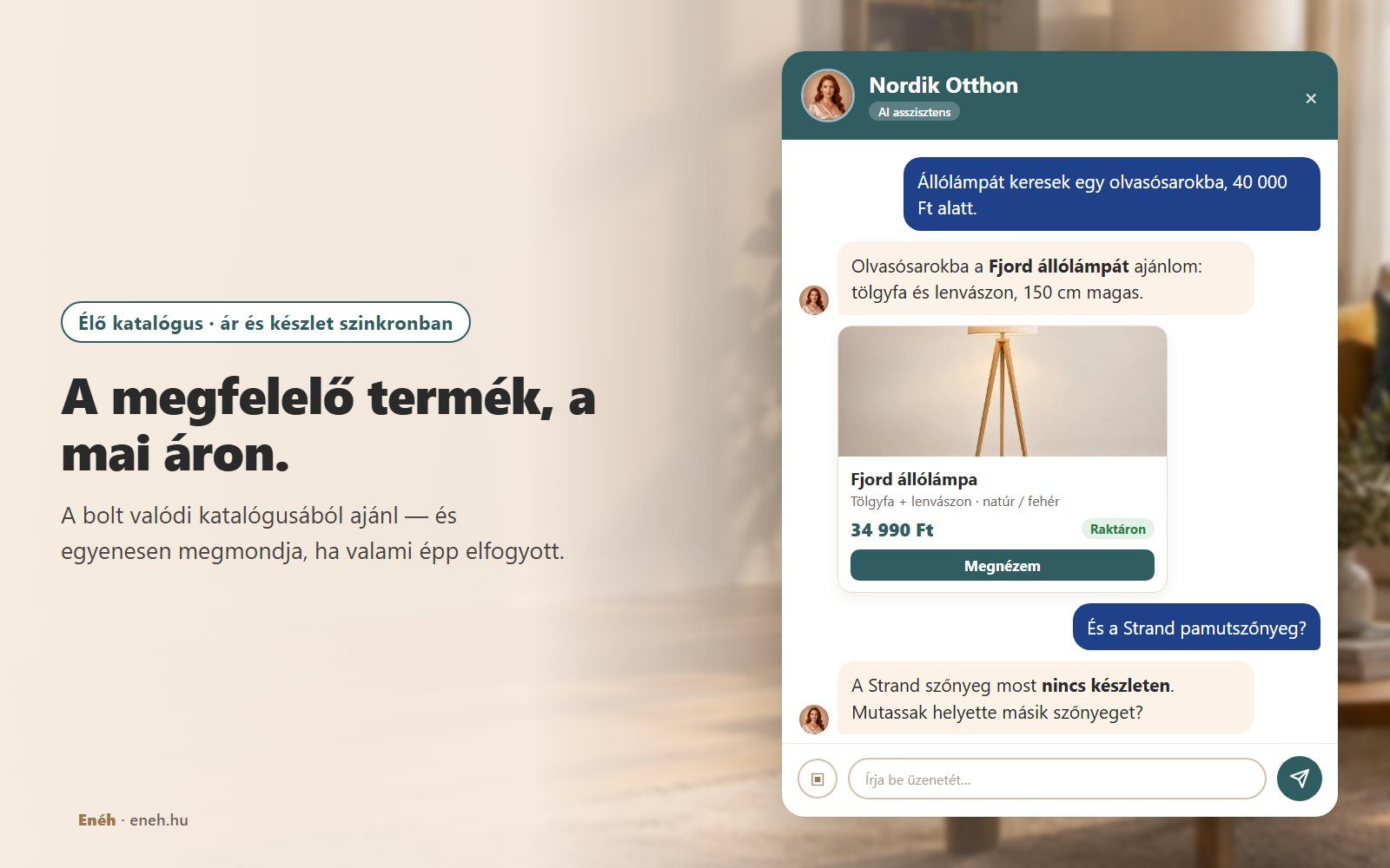 A Nordik Otthon demó webshop asszisztense a Fjord állólámpát ajánlja termékkártyával (34 990 Ft, raktáron), majd jelzi, hogy a Strand szőnyeg nincs készleten
